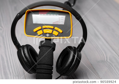 Control panel with display of modern metal seeker 90589924