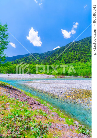 [Scenic view] Kamikochi in early summer [Nagano Prefecture] 90590343