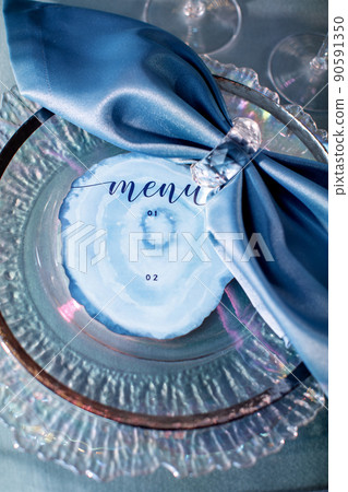 Cards with inscriptions on a plate on a wedding table 90591350