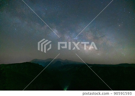 [Milky Way Material] Mt. Ontake and the Milky Way [Gifu Prefecture] 90591593