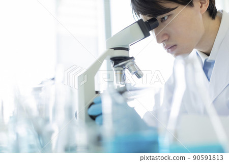 Researcher microscope 90591813