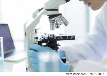 Researcher microscope 90591814