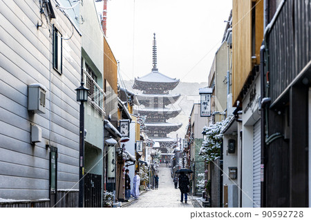 下雪天的京都八坂塔 下雪天的京都八坂塔 90592728