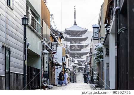 下雪天的京都八坂塔 90592731