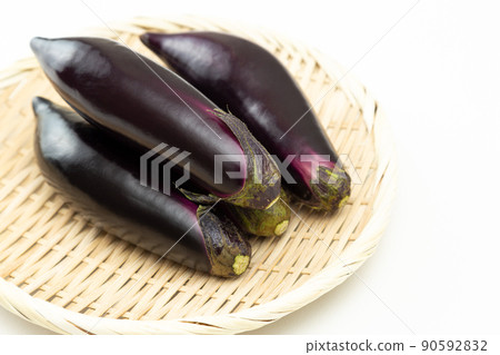 茄子白色背景 90592832