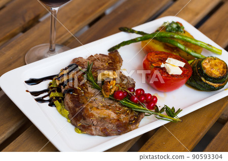 Veal with grilled vegetables 90593304