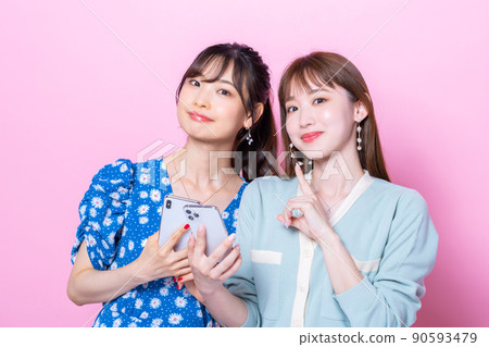 看智能手機的少婦 看智能手機的少婦 90593479