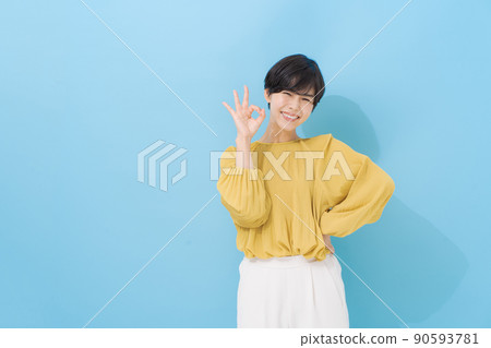 20 多歲的女性肖像，淺藍色背景 90593781