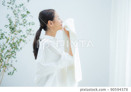 停留洗衣店的資深婦女 停留洗衣店的資深婦女 90594378
