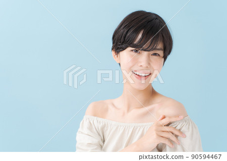 女性肖像淺藍色背景 女性肖像淺藍色背景 90594467