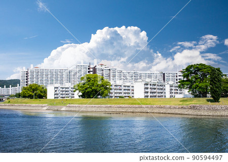 It is the scenery of Motomachi Poplar Street and Motomachi houses on the banks of the main river (formerly Ota River). It is a place of relaxation for the citizens. Hiroshima 90594497