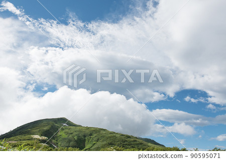 A view of the top of Mt. Iide seen from the Kirai hut of Mt. Iide in the summer of 100 famous mountains in Japan in Kitakata City, Fukushima Prefecture. 90595071