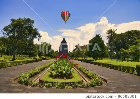飛機飛越普蘭巴南神廟 飛機飛越普蘭巴南神廟 90595301