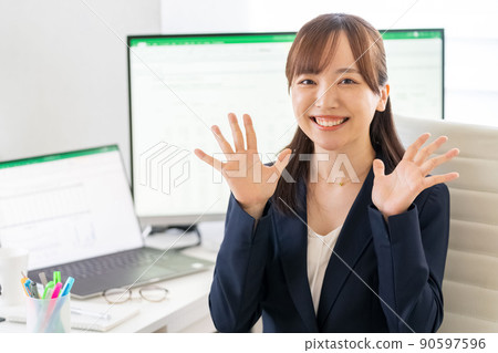 Surprised business woman in a lively office Surprised business woman in a lively office 90597596
