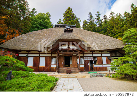 Autumn Shinshu Ueda Autumn leaves Jorakuji main hall 90597978