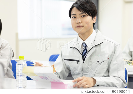 Men and women in work clothes eating lunch in the conference room 90598044