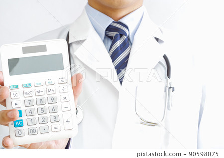 Male doctor with a calculator 90598075