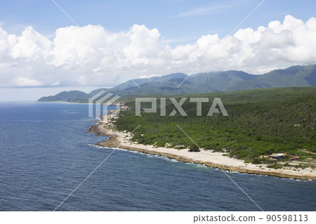 天空、雲彩、綠色和海 天空、雲彩、綠色和海 90598113