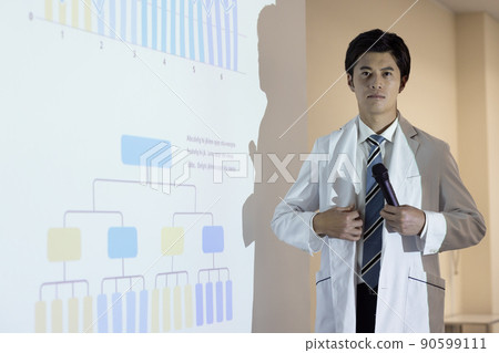 一個穿白大褂的男人在做演示 90599111