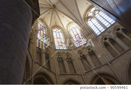Brussels, Belgium on Februari 25, 2022 - Interior of the Cathedral of St. Michael and St. Gudula, one of the largest Cathedrals of Belgium 90599461