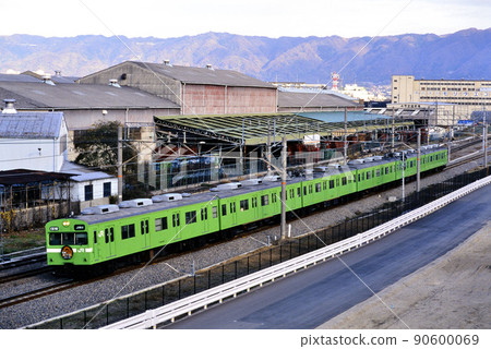 1998 6 series 103 ordinary trains running on the Yamatoji line 90600069