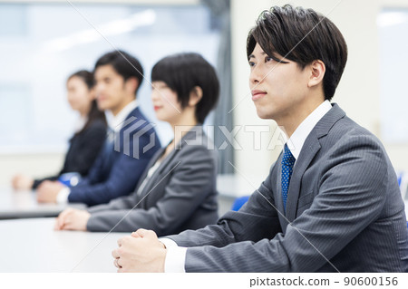 Men and women in suits taking seminars 90600156