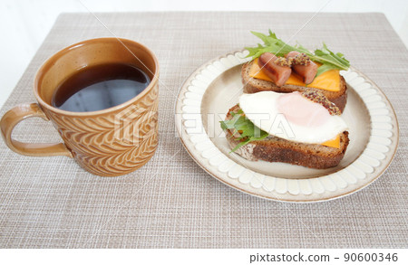 黑麵包開放式三明治配咖啡、維也納香腸和煎蛋_2 [德國麵包] 90600346