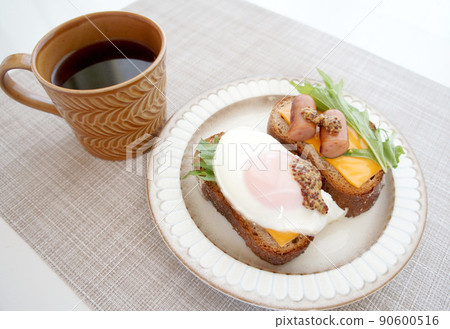 Black bread open sandwich with coffee, wiener and fried egg_15 [German bread] 90600516