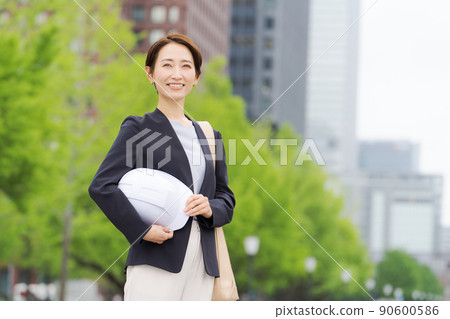 一個戴頭盔的女人，新鮮的綠色 90600586