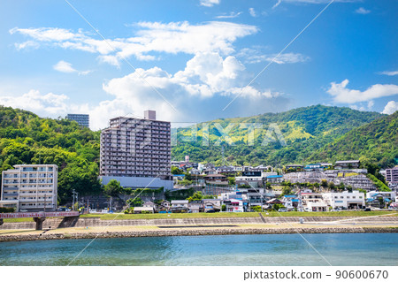 From the Otagawa Ryokuchi, Uchikoshimachi on the north side of Yokogawa Station, we are looking toward Mitaki-dera. Please enjoy the scenery of the housing complex in early summer. Hiroshima From the Otagawa Ryokuchi, Uchikoshimachi on the north side of Yokogawa Station, we are looking toward Mitaki-dera. Please enjoy the scenery of the housing complex in early summer. Hiroshima 90600670