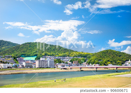 From the Ota River green area on the west side of Yokogawa Station, you can see the direction of Mitaki-dera, which is famous for its ancient temples. Please enjoy the riverbank scenery in early summer. Hiroshima 90600671