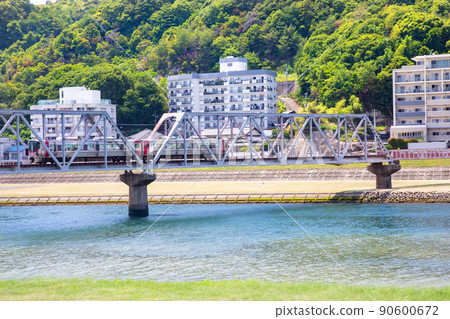 我們從三瀧橋下游的太田川格林雷向三瀧本町看去。請欣賞初夏的風景。廣島 我們從三瀧橋下游的太田川格林雷向三瀧本町看去。請欣賞初夏的風景。廣島 90600672