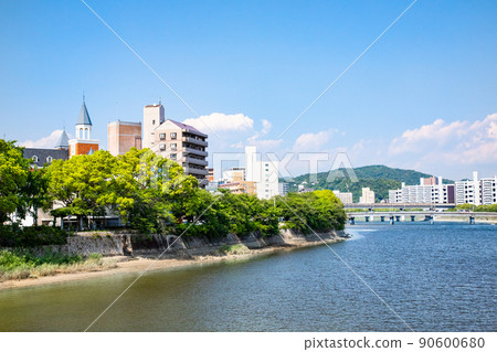 We are looking at the upper reaches of the main river from Yokogawabashi Minamizume. It is a branch point between the main river and the Tenma river. Hiroshima 90600680