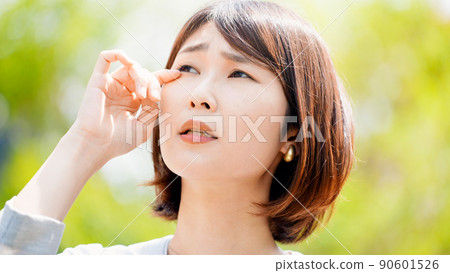 因花粉熱引起過敏反應的女商人 90601526