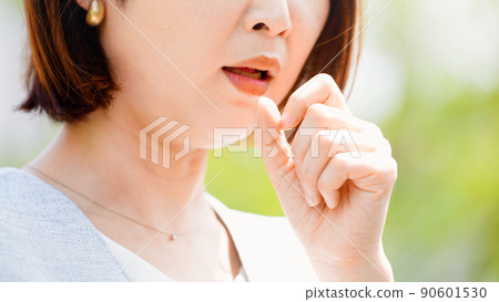 年輕女子在戶外咳嗽 90601530