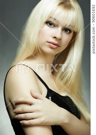 Fashion portrait of the young blonde woman Fashion portrait of the young blonde woman 90601692