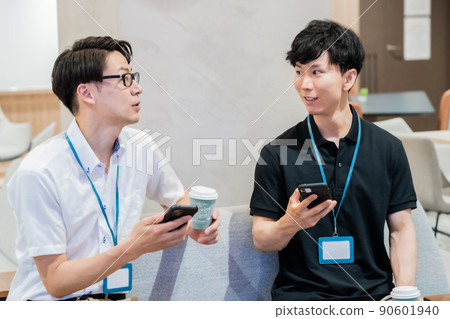 A casual businessman who talks while taking a break 90601940