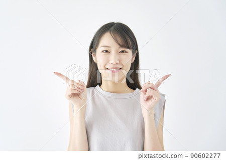 在白色背景上指著兩邊的女人 90602277