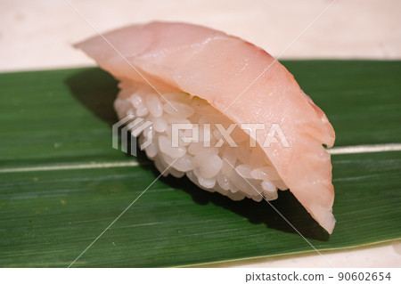 新鮮的藍色 zoy 握壽司。 90602654