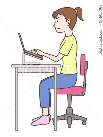 一個女人以正確的姿勢做辦公桌工作，操作筆記本電腦，側身 90603065