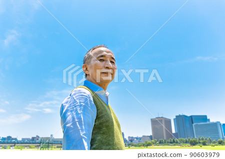 老人藍天背影 老人藍天背影 90603979