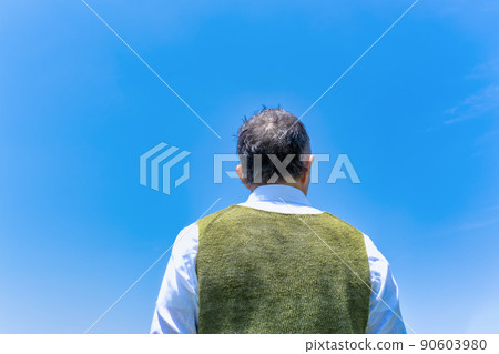 老人藍天背影 老人藍天背影 90603980