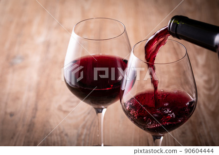 Pour red wine Pour red wine 90604444
