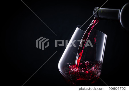 Pour red wine 90604702