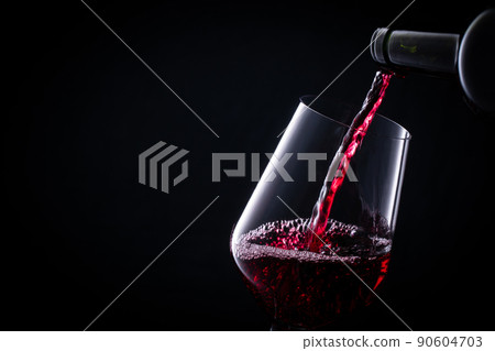 倒紅酒 90604703