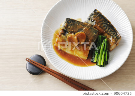 白盤上的煮鯖魚味索尼 90604725