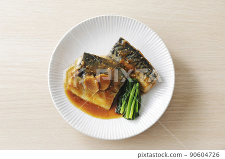 白盤上的煮鯖魚味索尼 90604726