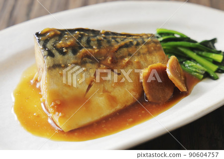 白盤上的煮鯖魚味索尼 白盤上的煮鯖魚味索尼 90604757