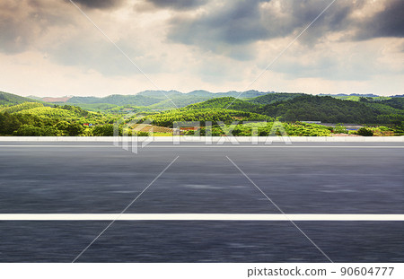 一條筆直的柏油路，預算村群山，自然風光。 90604777