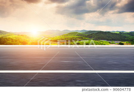 一條筆直的柏油路，預算村群山，自然風光。 90604778